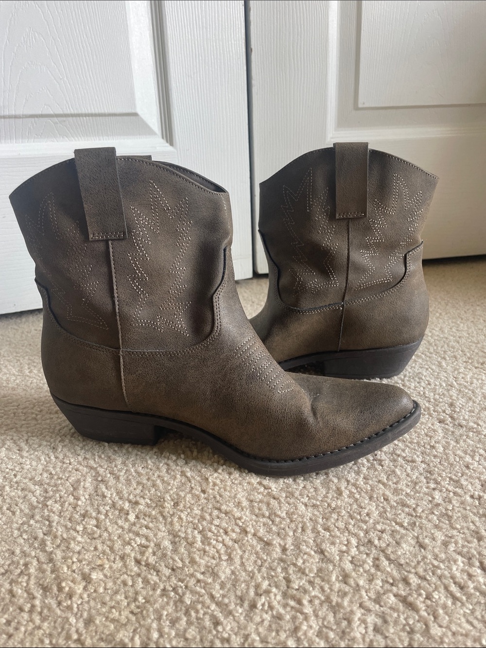 me Too 8.5 Brown Western Booties